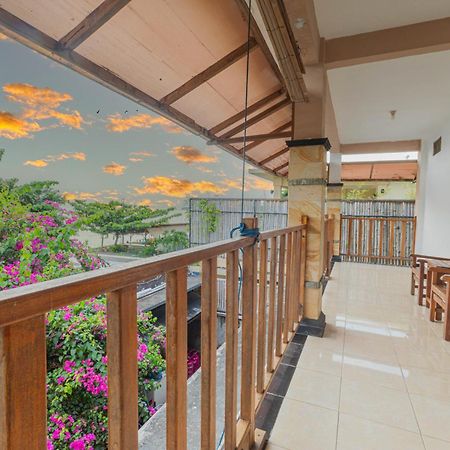 Transit Inn Senggigi Mangsit Exterior photo