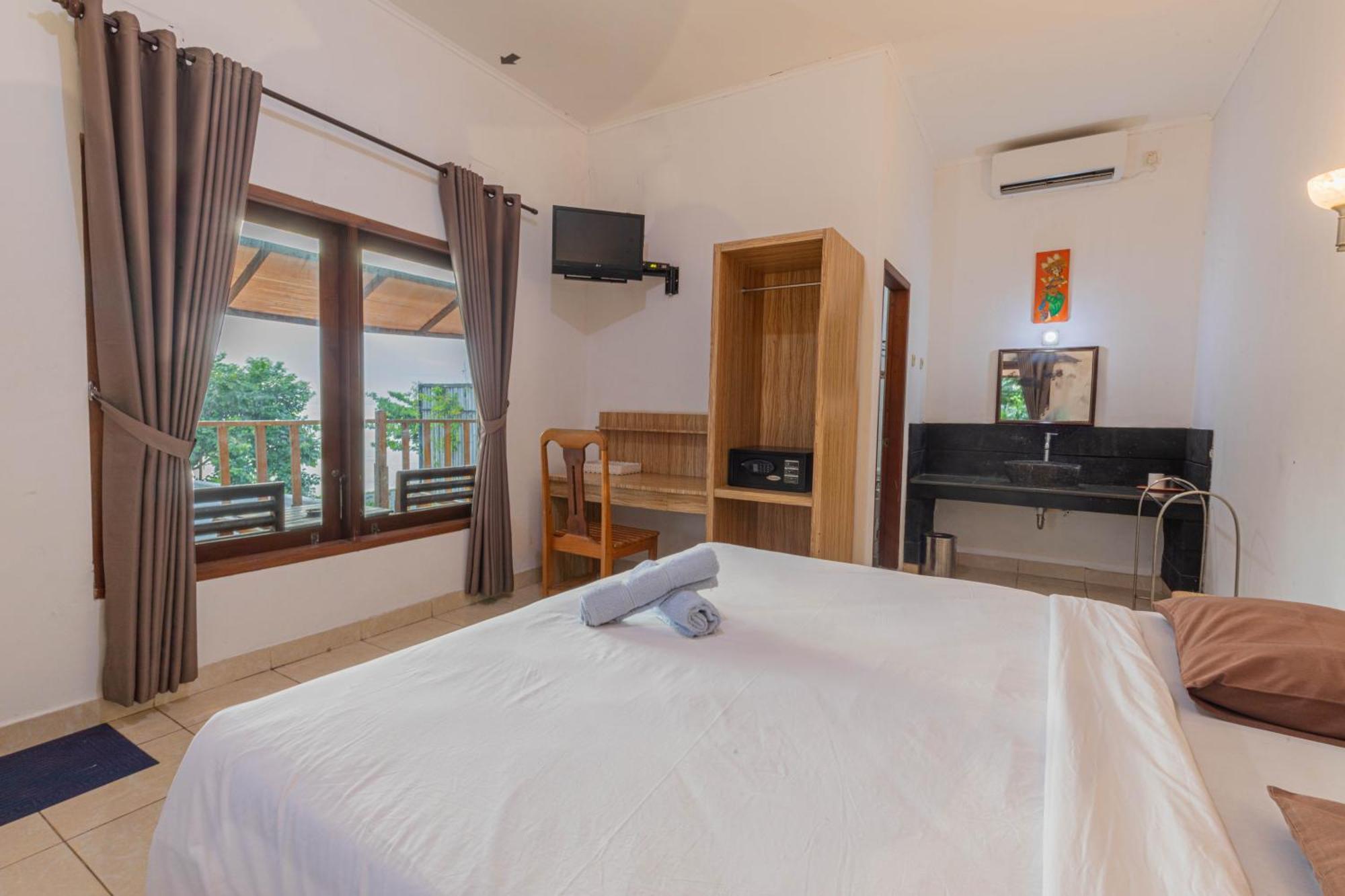 Transit Inn Senggigi Mangsit Exterior photo