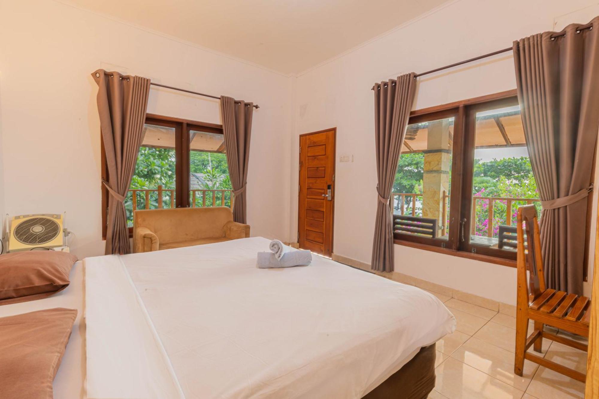 Transit Inn Senggigi Mangsit Exterior photo