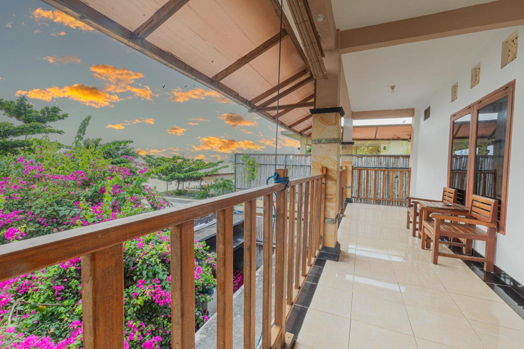 Transit Inn Senggigi Mangsit Exterior photo