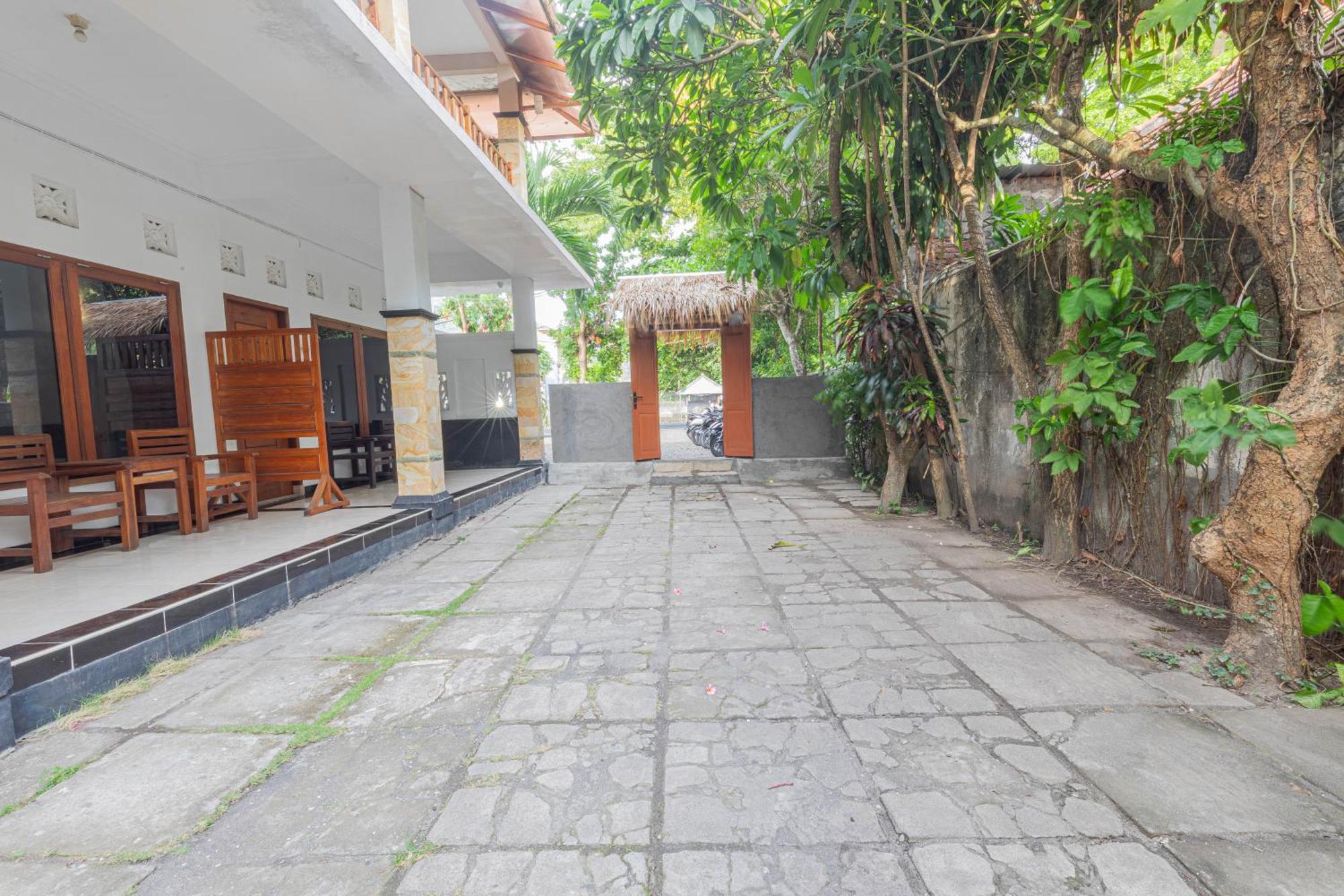 Transit Inn Senggigi Mangsit Exterior photo