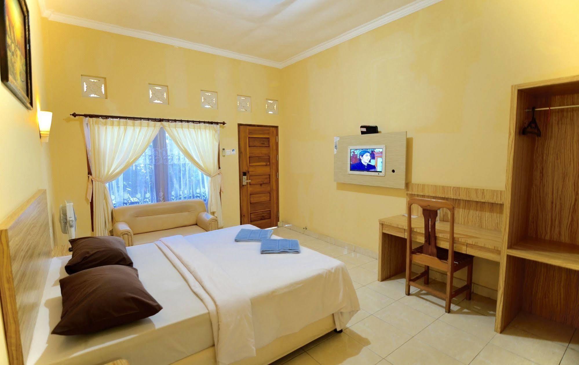 Transit Inn Senggigi Mangsit Exterior photo